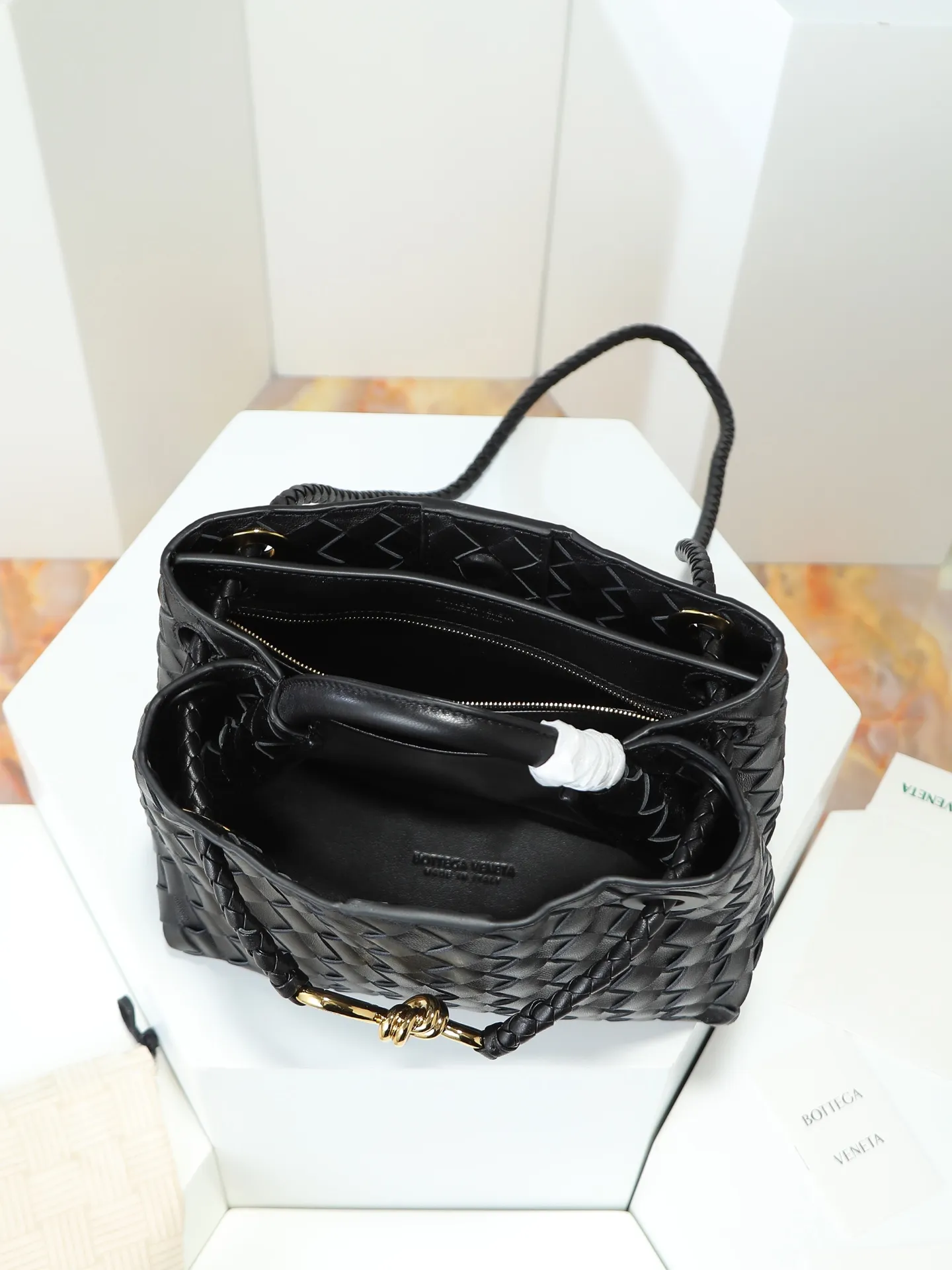 1300. Andiamo is shipping‼ ️Really popular🔥The new Andiamo woven handbag launched by Bottega Veneta this season is really popular all over the world! ! Celebrities at home and abroad have worn it, and Oscar-winning actress Michelle Yeoh has taken it out on the street. Song Jia, Trai Yala, Yu Feihong, Sanji Ayaka, Rosie Hunting-Whiteley, Yoshioka Riho, etc. have all worn this bag. It is classic and versatile and shows off your temperament, and the bag capacity is also large, which is very convenient for daily commuting! ! A variety of carrying methods, the shoulder straps can be adjusted by yourself, the original lambskin feels soft and delicate, and the unisex style breaks the gender boundaries and brings a more practical and long-lasting use experience. Andiamo, which has both elegant and casual styles, perfectly interprets the true appearance of "fashionable old money style". Style number: 766014 Size: 25*22*10.5cm